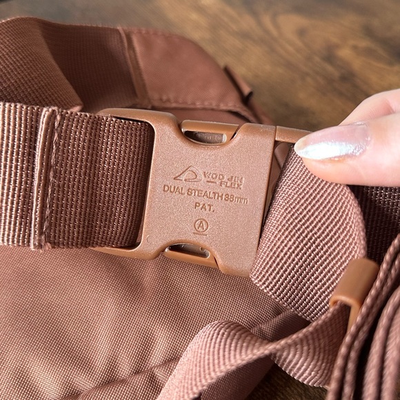 Herschel Supply Co. Fourteen Belt Bag Tan Gold Zipper Adjustable Fanny Pack - Picture 6 of 7